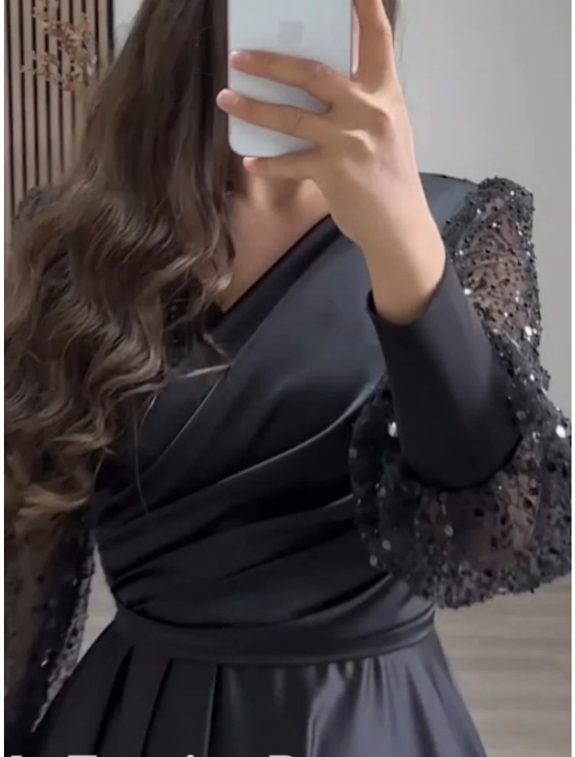 Abito da sera a trapezio, elegante, formale, lunghezza tè, manica lunga, scollo a V, in raso con pieghe glitterate e arricciato